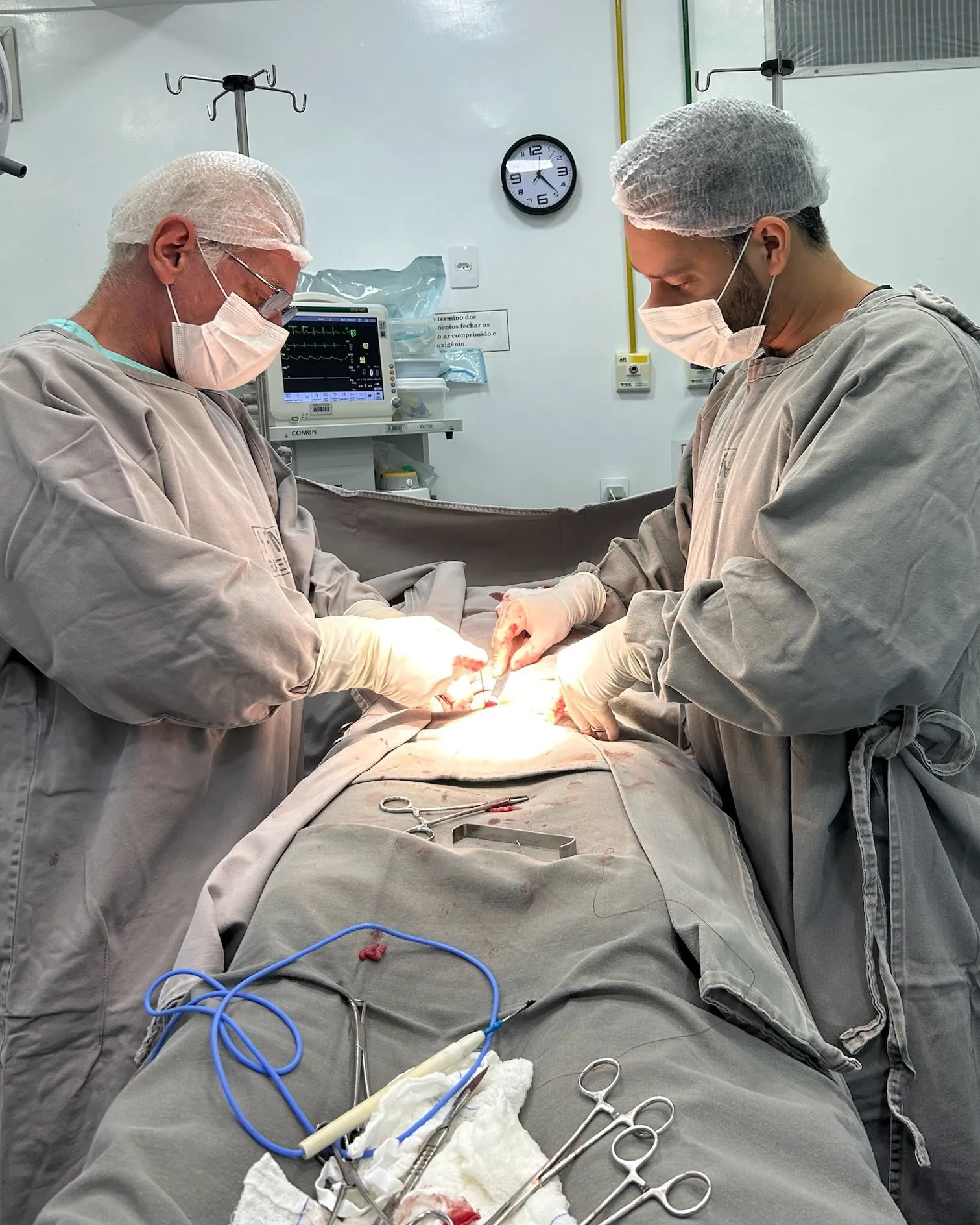 Equipe médica do DHT Instituto durante transplante capilar em centro cirúrgico