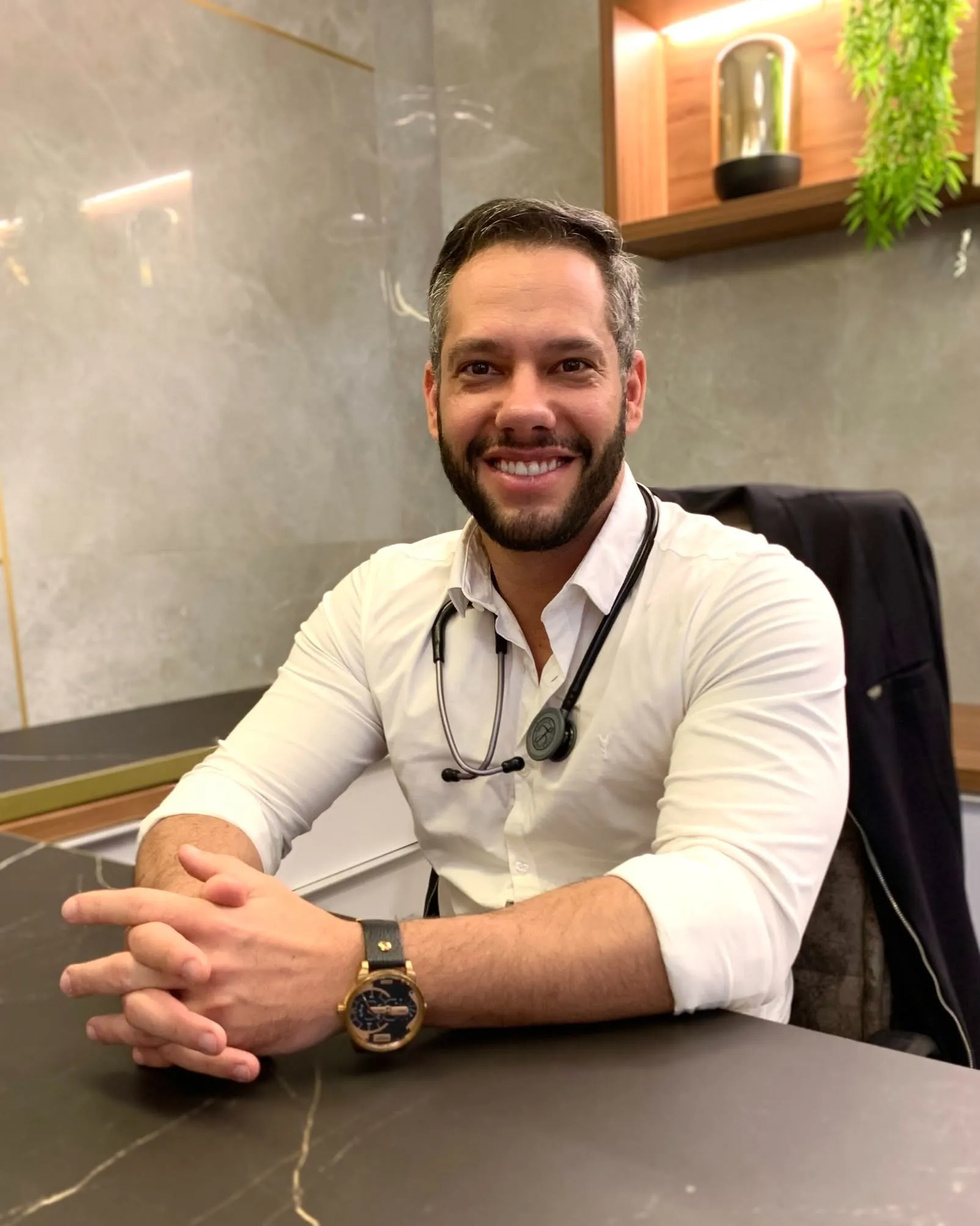 Dr. Marcel Freitas, Médico do Esporte e Tricologista, no consultório do DHT Instituto em Palmas